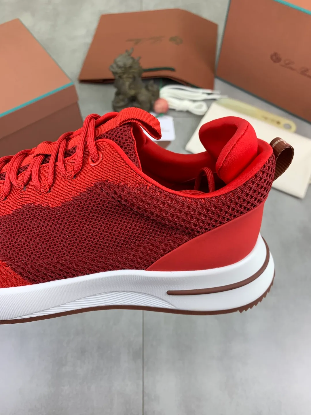 Men's men's shoes 💰P542 New style 💰High quality The latest casual shoes Loro Piana 💯Top grade💯Buy the original copy💯 Founded the existing Loro Piana company on April 24, 1924. The family has been operating for the sixth generation, providing top quality products to customers who are discerning in taste and quality. Imported original fly woven fabrics with cowhide fabric, plain calfskin lining, hand-stitched threads with cowhide feet, original packaging, high-end outsole, size: 38-46, multiple colors available, complete package